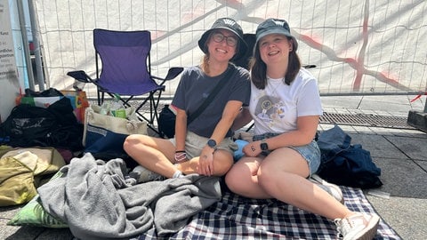 Seit 5:30 Uhr auf dem Münsterplatz vor Ort: Die Wincent-Weiss-Fans Klara (links) und Larissa