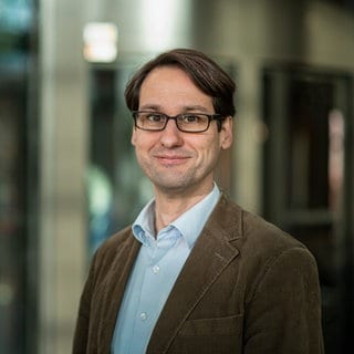 Leiter des Deutschen Dürremonitors Dr. Andreas Marx blickt in die Kamera. In SWR1 Leute spricht er über die Folgen von Trockenheit in Deutschland.