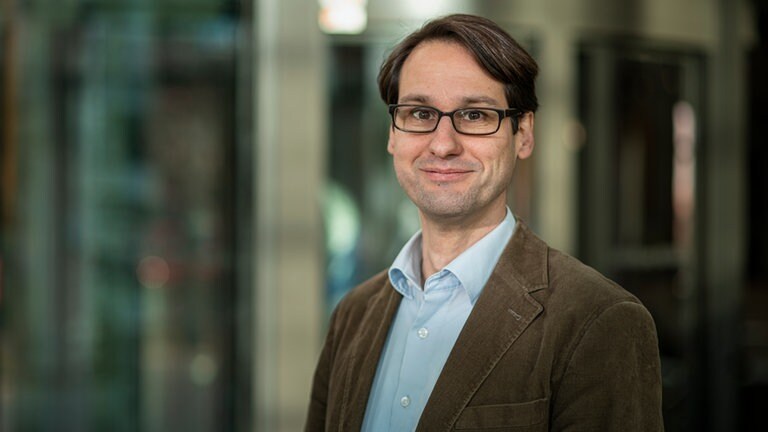 Leiter des Deutschen Dürremonitors Dr. Andreas Marx blickt in die Kamera. In SWR1 Leute spricht er über die Folgen von Trockenheit in Deutschland.