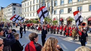 In Konstanz ist am Sonntag der neue Bahnhofsvorplatz eingeweiht worden. Die Einweihung erfolgte mit Musik und Fahnenschwingern.