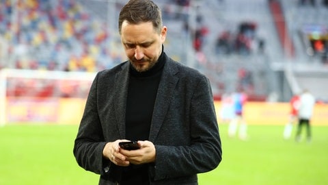 FCK Sportdirektor Marcel Klos mit seinem wichtigsten Arbeitsgerät in der Transferphase