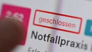 Auf einer Internetseite für Arztpraxen im ärztlichen Bereitschaftsdienst ist ein Hinweis auf eine Notfallpraxis dargestellt. (Archivbild)