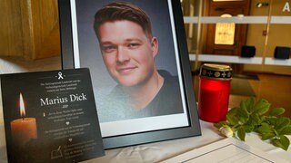 Nach dem Messerangriff in Trier: In Landstuhl können Trauernde ihr Mitgefühl für den getöteten Studenten in einem Kondolenzbuch ausdrücken.