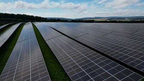 Eine Solaranlage auf einer Wiese (Symbol): In einem Solarpark bei Ahorn haben Diebe rund 30 Kilometer Solarkabel gestohlen. Bereits vor wenigen Wochen haben Unbekannte rund 50 Kilometer Kabel entwendet.