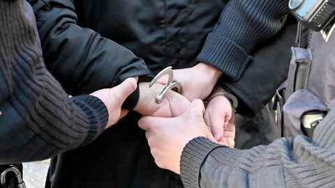Polizisten nehmen Mann fest (Symbolbild)