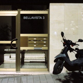 Hauseingang mit Vespa