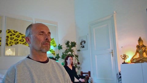Mann und Frau bei Achtsamkeitsübungen