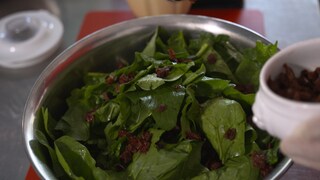 Der Spinatsalat mit Olivenöldressing aus der Sendung