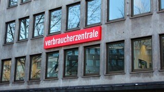 Schild "Verbraucherzentrale" am Gebäude der Verbraucherzentrale Baden-Württemberg in Stuttgart