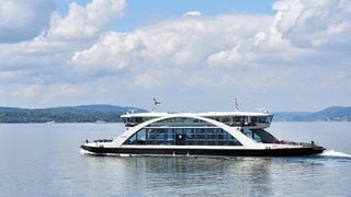 Das Fährschiff Tabor fährt auf dem Bodensee.