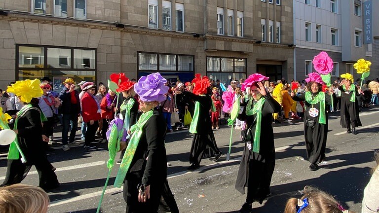 Der Höhepunkt des Straßenkarnevals - tausende Narren säumen in Koblenz mit bunten Kostümen den Rosenmontagszug
