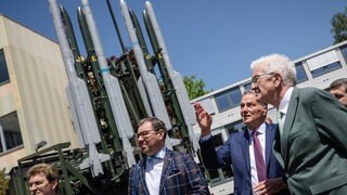 Bei Diehl Defence wurde Winfried Kretschmann, Ministerpräsident von Baden-Württemberg, zusammen mit Oleksii Makeiev (2.v.l), Botschafter der Ukraine in Deutschland, im Mai 23 ein Raketenabwehrsystem vom Typ Iris-T SLM vorgestellt. Die Rüstungsindustrie soll ein neuer Schwerpunkt werden.