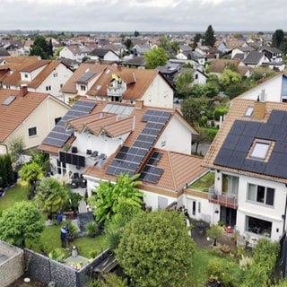 Photovoltaikanlagen auf vielen Dächern können auf eine Bürgerenergiegenossenschaft hinweisen