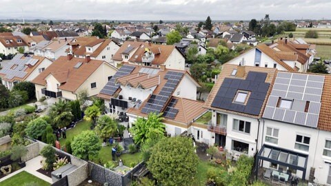 Photovoltaikanlagen auf vielen Dächern können auf eine Bürgerenergiegenossenschaft hinweisen