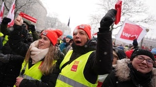 Symbolbild: Teilnehmerinnen und Teilnehmer demonstrieren während eines Warnstreiks im öffentlichen Dienst. Die Gewerkschaft ver.di hat am Freitag zum "Streiktag der Frauenberufe" aufgerufen. 