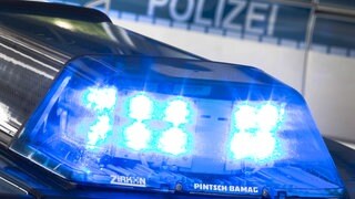 Blaulicht an einem Polizeifahrzeug (Symbolbild)