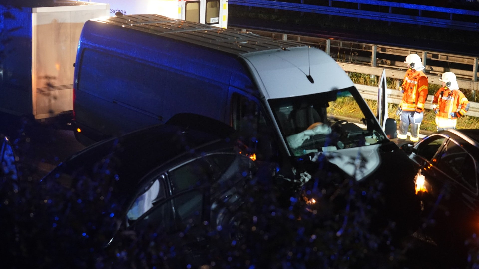 ++ Unfallserie auf B10 mit acht Verletzten ++