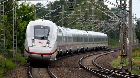 Die Firma Satek hat auch die Züge der Deutschen Bahn mit Klokabinen versorgt - allen Voran den ICE 4 und den ICE Neo. (Archivbild)