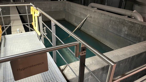 Ein Aufbereitungsbecken der Landeswasserversorgung in Langenau: Hier wird in vielen Schritten klares Trinkwasser gefiltert.