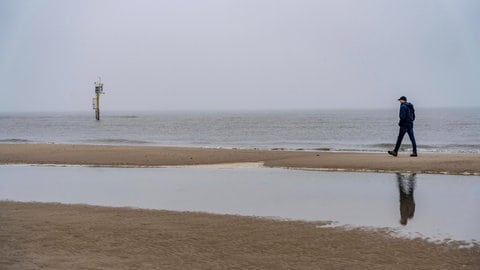 Mann am Strand von Spiekeroog