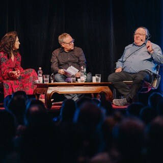 Das SWR Podcastfestival 2025 ist gestartet - mit "Sprechen wir über Mord?!" und "Der Gangster, der Junkie und die Herrin"