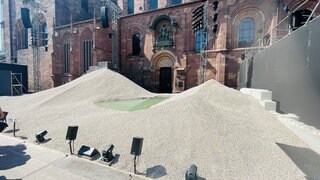 600 Tonnen Kies sind auf der Bühne der Nibelungenfestspiele aufgehäuft