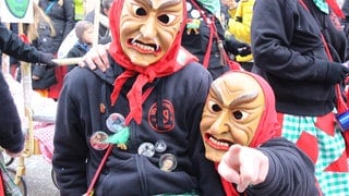 Zwei Hexen beim Fasnachtsumzug in Ettlingen