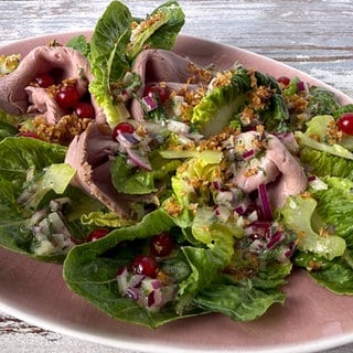 Römersalat mit Johannisbeeren, Bratenaufschnitt und Sesambröseln