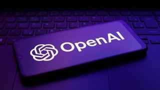 Symbolbild: Das OpenAI-Logo erscheint auf dem Bildschirm eines Smartphones