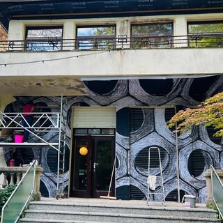 Zur Hälfte ist die Villa im Neuffer-Park schon tapeziert und erstrahlt im neuen Glanz. 