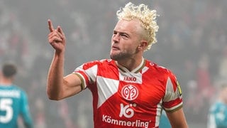 Benedict Hollerbach von Mainz 05 jubelt mit gehobenem Zeigefinger