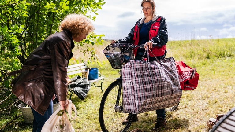 Bea trifft auf Franziska, die mit ihrem Fahrrad vom Flaschensammeln kommt. 