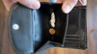 Ein paar Cents sind in einer Geldbörse zu sehen.