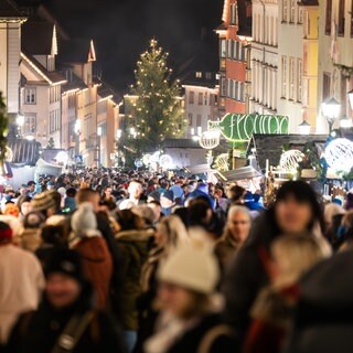 Zahlreiche Menschen gehen über den Weihnachtsmarkt in Rottweil.