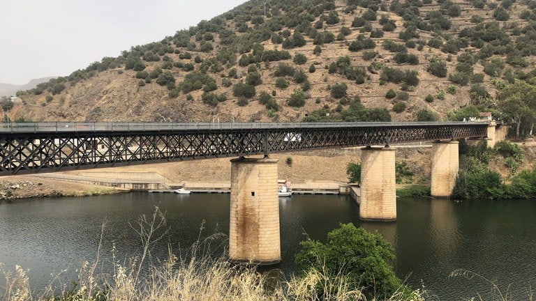 Mitten auf dieser Brücke befindet sich die Grenze zwischen Portugal und Spanien.