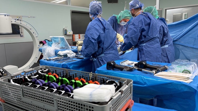 Für das neue Knie-Gelenk muss jede Menge gehobelt, gefräst und gesägt werden. Das sterile OP-Besteck liegt bereit.