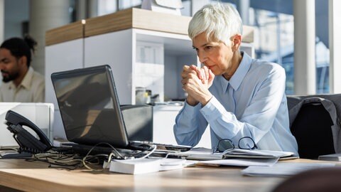 Künstliche Intelligenz kann das Lernen unterstützten und dabei helfen, sich mit Informationen kritisch auseinanderzusetzen. Doch auch dabei ist Vorsicht geboten.