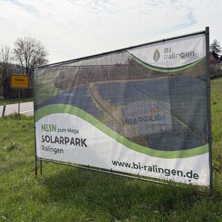 Die Bürgerinitiative "Nein zum mega Solarpark Ralingen" hat an der Ortseinfahrt große Banner aufstellt, um auf ihre Kritik aufmerksam zu machen