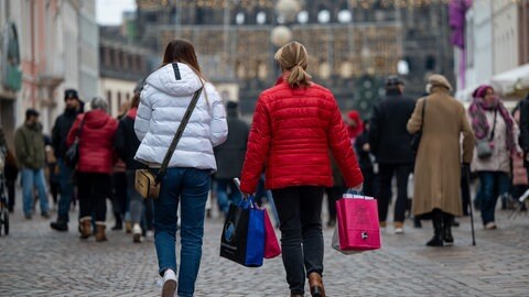 Die Sicherheit in der Trierer Fußgängerzone nehmen die Menschen nach der Amokfahrt unterschiedlich wahr - besonders hier in der Innenstadt.