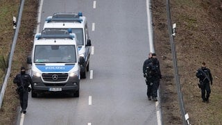 Polizisten im Einsatz bei Kusel. Die Polizeigewerkschaften sehen die Zeit für die Aufarbeitung der Gewalttat noch nicht gekommen