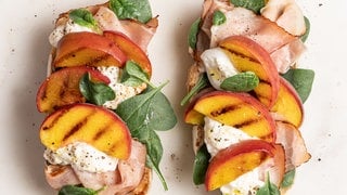 Bruschetta mit Büffel-Mozzarella, Pfirsich und Basilikum