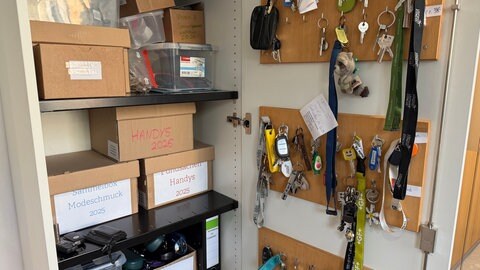 Ein Schrank im Crailsheimer Fundbüro