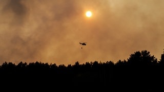 Ein Helikopter ist während eines Waldbrandes im Einsatz. Die Feuerwehr in Baden-Württemberg bereitet sich auf Großbrände vor.