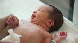 Baby Finnley bekommt eine Spritze gegen das RS-Virus. . Das Klinikum Stuttgart verzeichnet bei Kleinkindern einen Erfolg bei der Vorsorge für das RS-Virus. In diesem Winter müssen deutlich weniger Kinder wegen des Erregers stationär behandelt werden als früher. Den Grund dafür sehen Ärzte in der Immunisierung, die seit vergangenem Herbst empfohlen wird. 