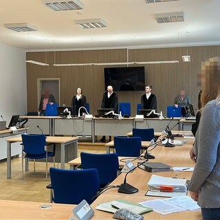 Vor dem Landgericht Koblenz hat ein Prozess gegen zwei Jugendliche begonnen, die einen Mann im Streit schwer verletzt haben sollen.