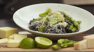 Pasta mit grünem Spargel und wildem Blumenkohl vom Grill