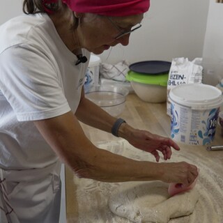 Backen im Backhaus in Gomardingen.