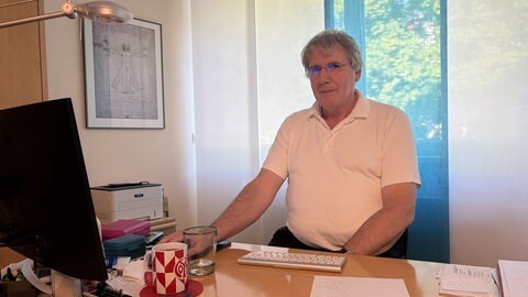 Dr. Oliver Löwenstein ist Schmerztherapeut in Mainz und hat jetzt viele verzweifelte Patienten in seiner Sprechstunde. 