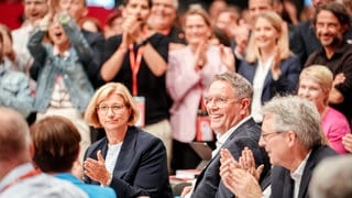 Alexander Schweitzer (SPD), Ministerpräsident von Rheinland-Pfalz, nimmt beim SPD-Bundesparteitag den Applaus der Delegierten nach der Wahl zum stellvertretenden SPD-Parteivorsitzenden entgegen.