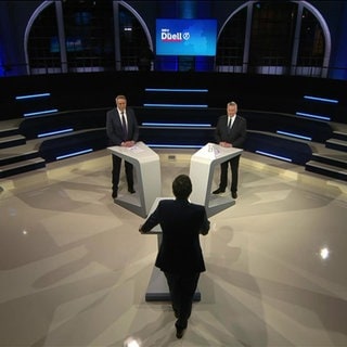 Amtsinhaber Alexander Schweitzer (SPD) amit Spitzenkandidaten der CDU, Gordon Schnieder und Moderator Sascha Becker